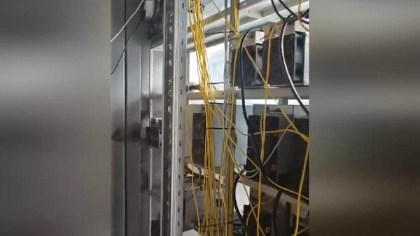 
                    В Ленобласти полиция закрыла майнинг-ферму из-за кражи света на 1 млрд рублей

        