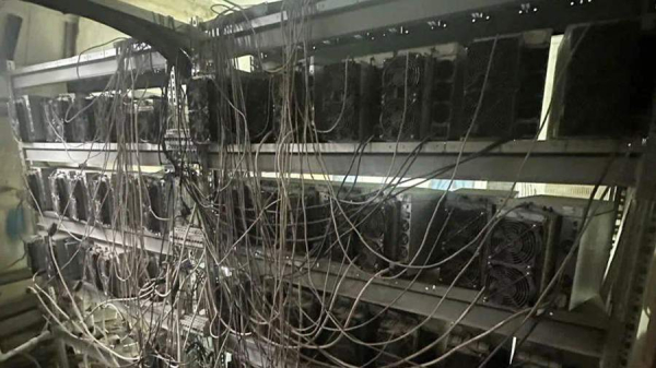 В Петербурге раскрыли нанесшую 8 млн рублей ущерба майнинг-ферму
В Петербурге раскрыли нанесшую 8 млн рублей ущерба майнинг-ферму